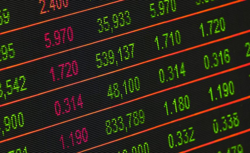 Zbliżenie na ekran ze stanem giełdy