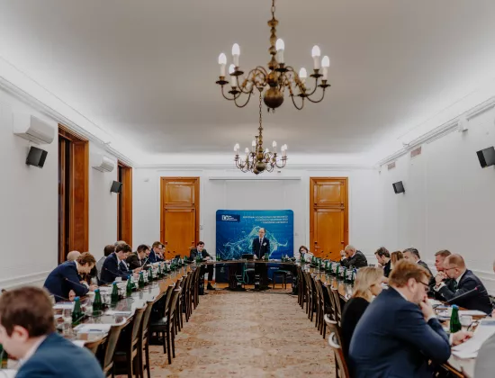 Posiedzenie Rady Programowej KRK’26 w sali konferencyjnej; uczestnicy siedzą przy długich stołach, w centrum osoba prowadząca obrady, w tle baner Izby Domów Maklerskich dotyczący rozwoju rynku kapitałowego.